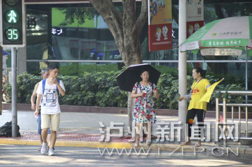 絕大多數(shù)市民都做到了自覺禮讓斑馬線，不橫穿馬路，不翻越欄桿，做到車讓人、人讓車2.JPG