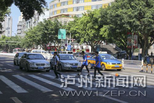 四川警察學院前的斑馬線沒有紅綠燈，但過往車輛見到有行人過斑馬線都會禮讓行人